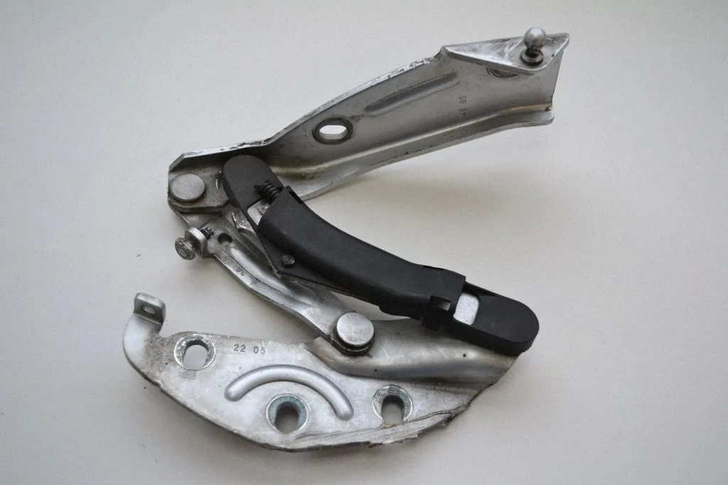 Engine bonnet/hood hinges – Volkswagen Phaeton (2002-2016)