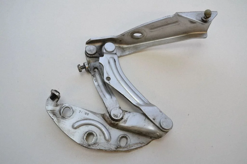 Motora pārsega eņģe (-es) 3D0823301D