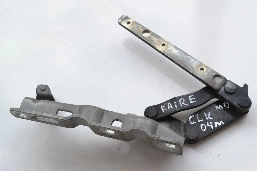 Engine bonnet/hood hinges – Mercedes-Benz CLK-Class A209 C209 (2002-2009)
