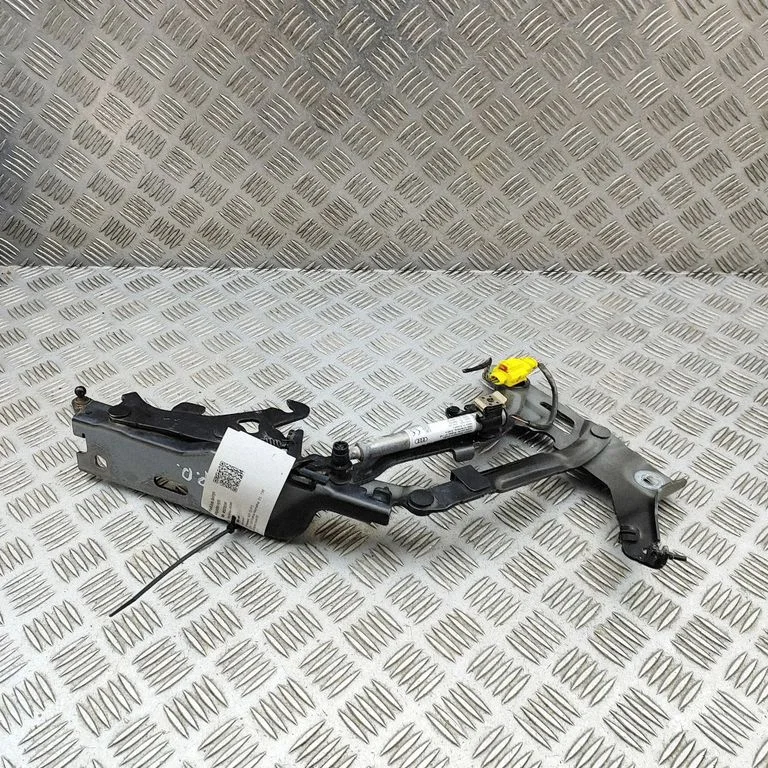 Motora pārsega eņģe (-es) 80A823823E