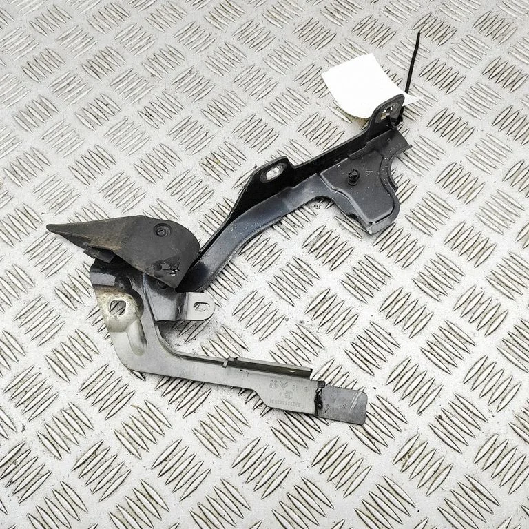 Engine bonnet/hood hinges