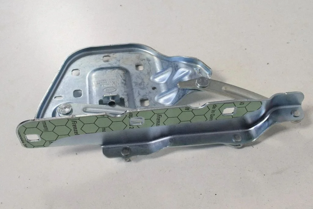 Motora pārsega eņģe (-es) J8A216800AE