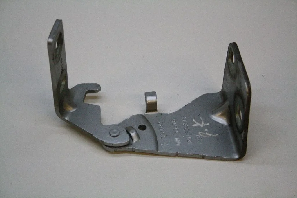 Engine bonnet/hood hinges 65676