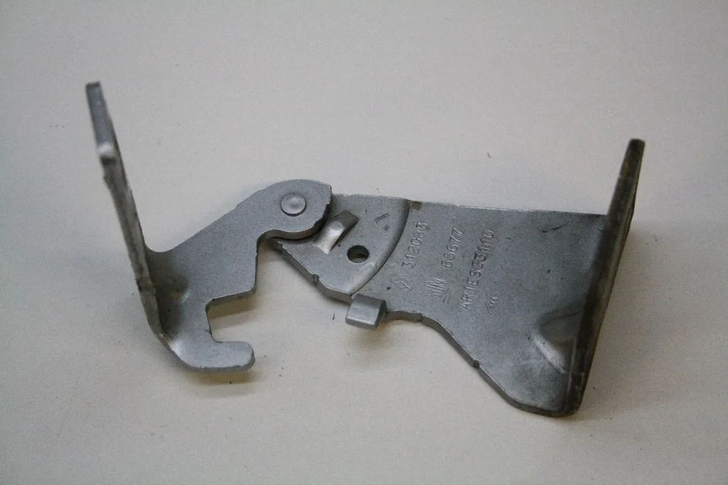Engine bonnet/hood hinges 65677