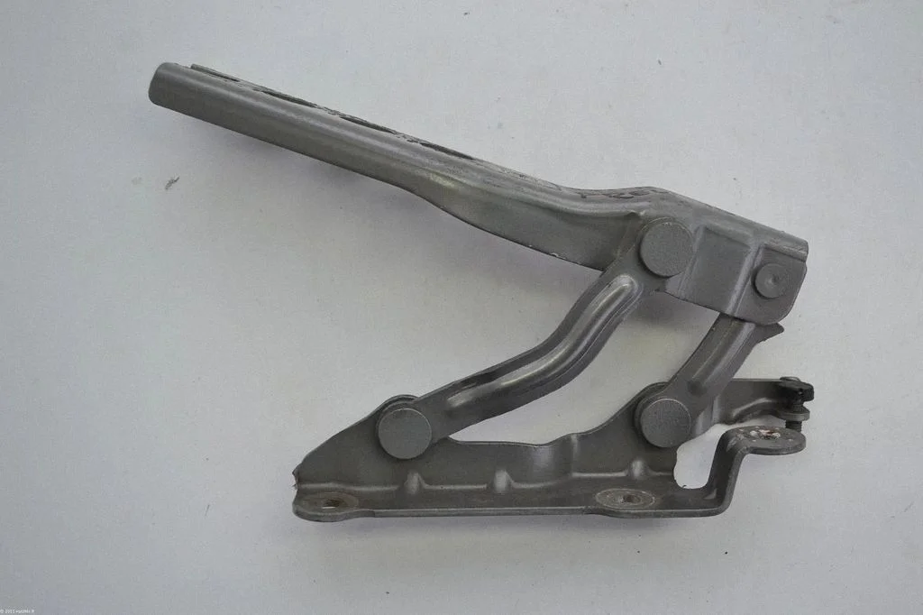 Engine bonnet/hood hinges – Skoda Octavia Mk2 (1Z) (2004-2013)