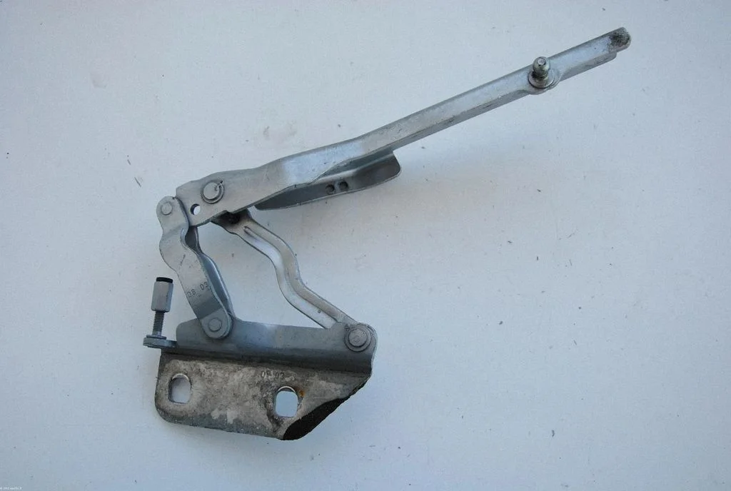 Engine bonnet/hood hinges – Audi A8 S8 D3 4E (2002-2009)