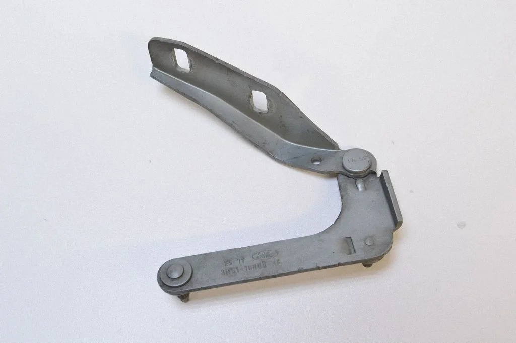 Motora pārsega eņģe (-es) 3M5116800AE