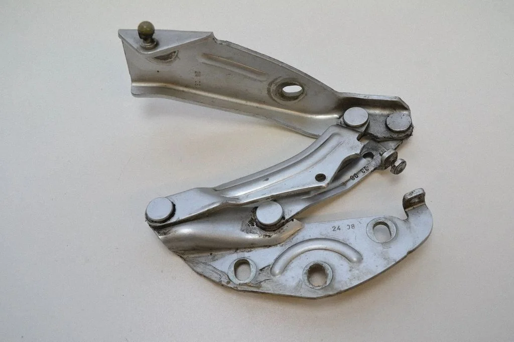 Motora pārsega eņģe (-es) 3D0823302D