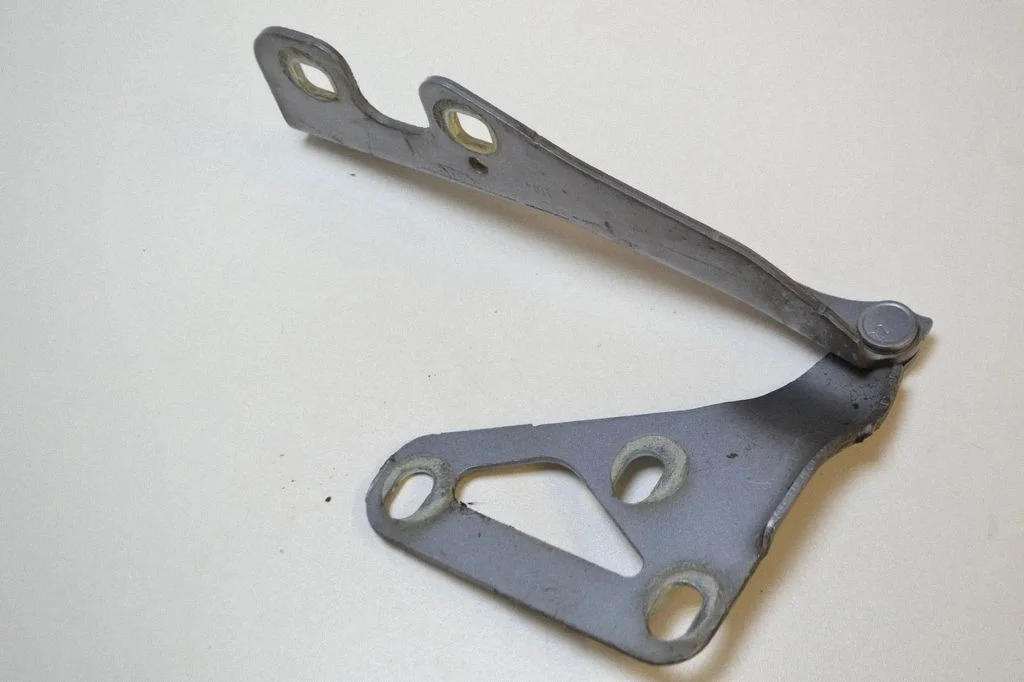Engine bonnet/hood hinges – Opel Astra H (2004-2012)