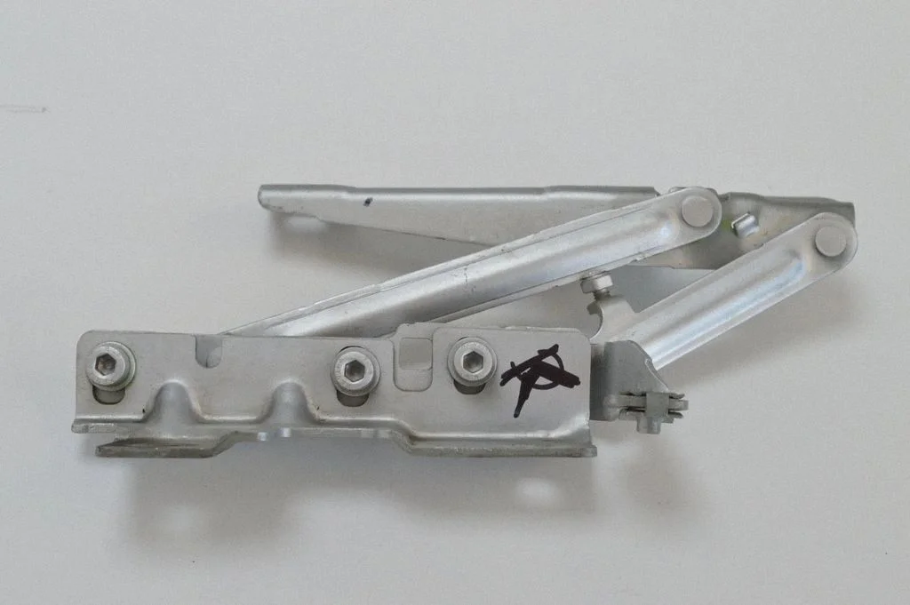 Engine bonnet/hood hinges 12841600