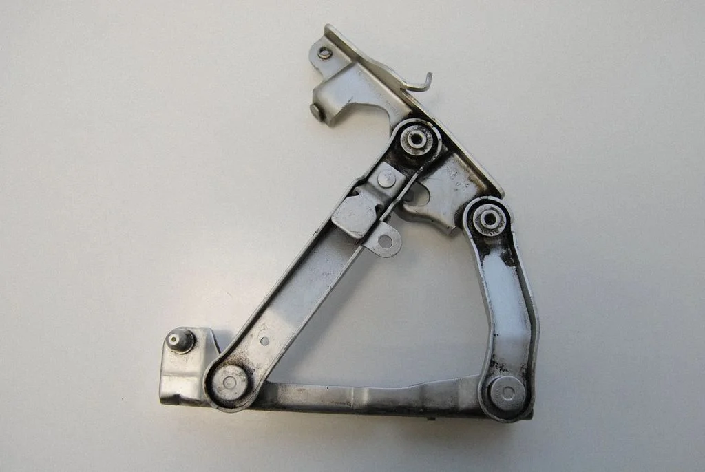Engine bonnet/hood hinges – Mercedes-Benz CLS-Class C219 (2003-2011)