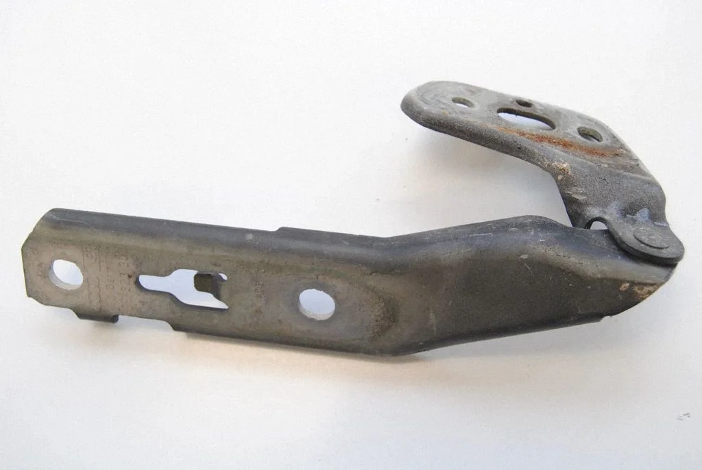Motora pārsega eņģe (-es) F0823302