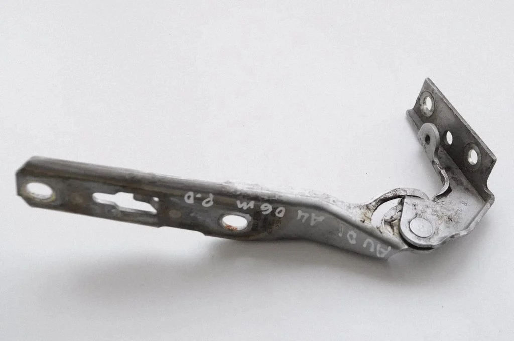 Engine bonnet/hood hinges – Audi A4 S4 B7 8E 8H (2005-2008)
