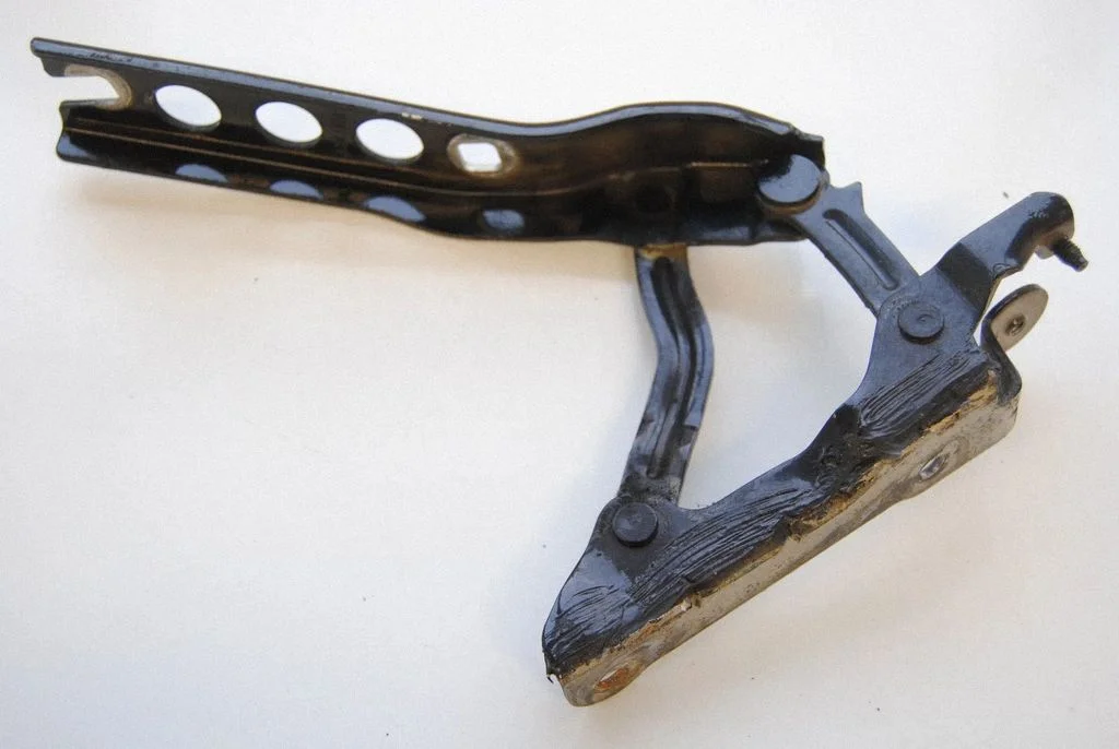Engine bonnet/hood hinges – Skoda Octavia Mk2 (1Z) (2004-2013)