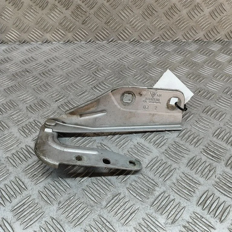 Motora pārsega eņģe (-es) 7L5823301