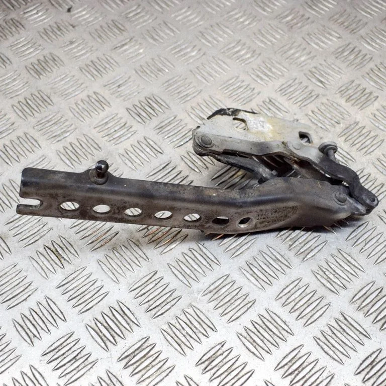 Motora pārsega eņģe (-es) 4E0823302E