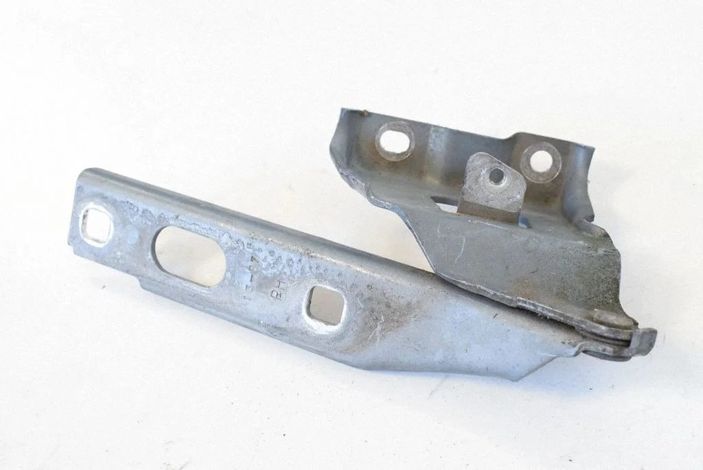 Engine bonnet/hood hinges – Audi A4 Allroad B8 (2008-2016)