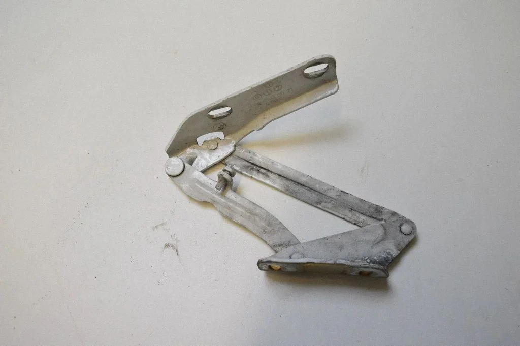 Engine bonnet/hood hinges – Mercedes-Benz Sprinter W906 (2006-2018)