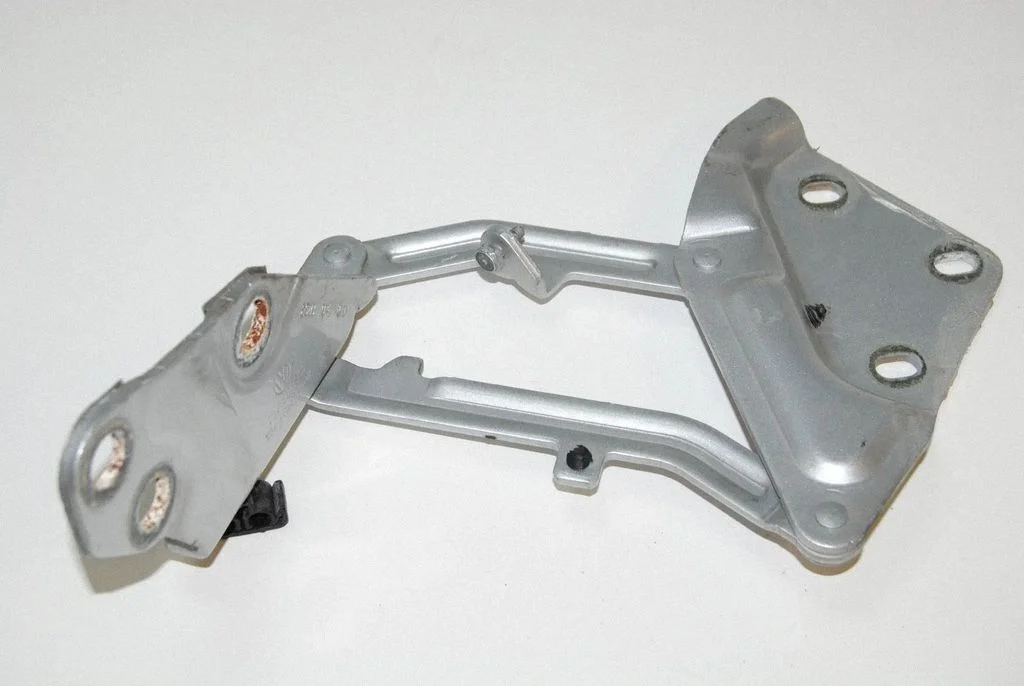 Motora pārsega eņģe (-es) 7L6823302