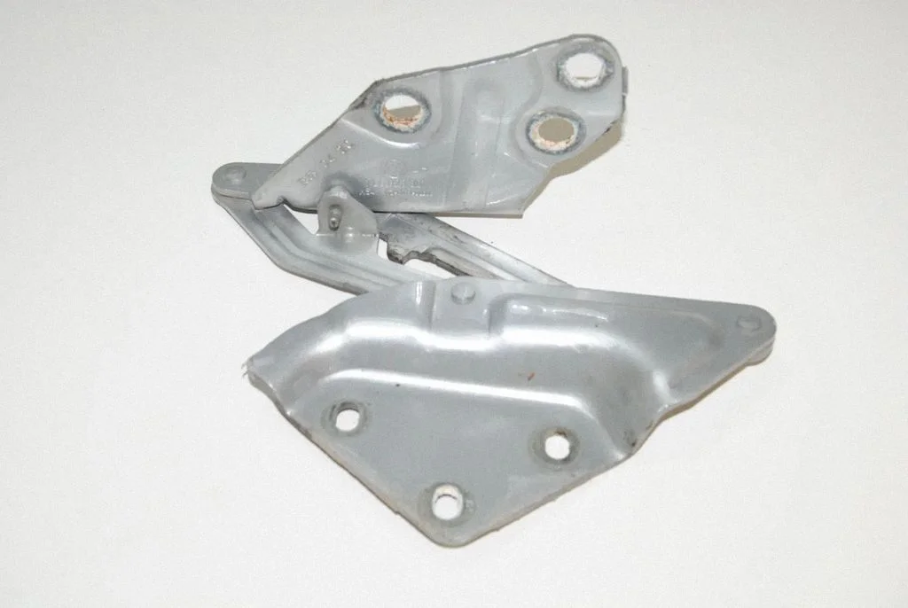 Engine bonnet/hood hinges – Volkswagen Touareg I (2002-2010)