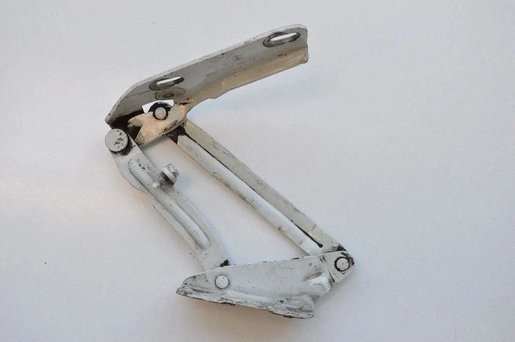 Engine bonnet/hood hinges – Mercedes-Benz Sprinter W906 (2006-2018)