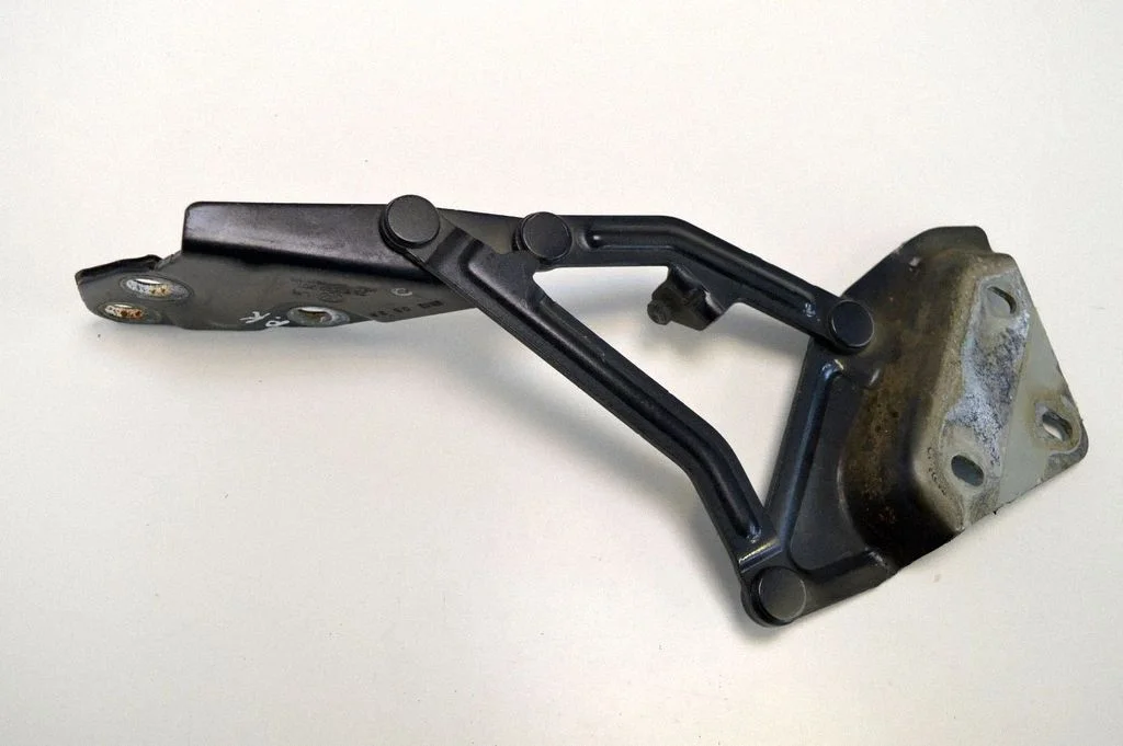 Engine bonnet/hood hinges – Volkswagen Touareg I (2002-2010)