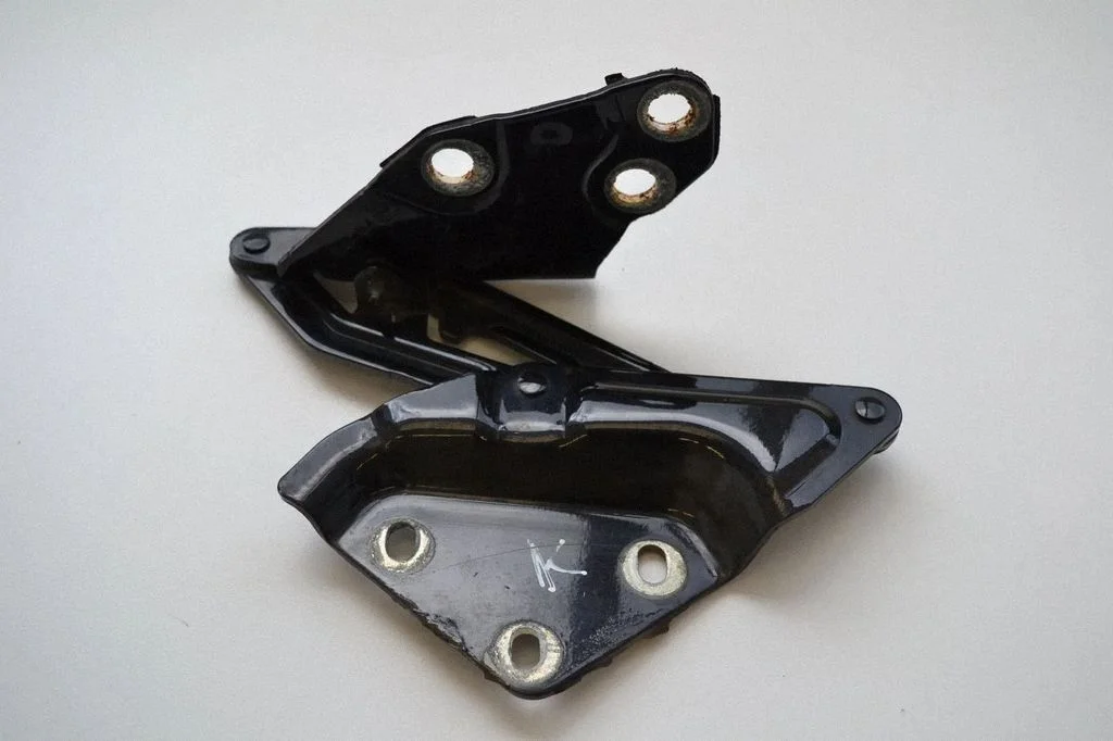 Engine bonnet/hood hinges – Volkswagen Touareg I (2002-2010)