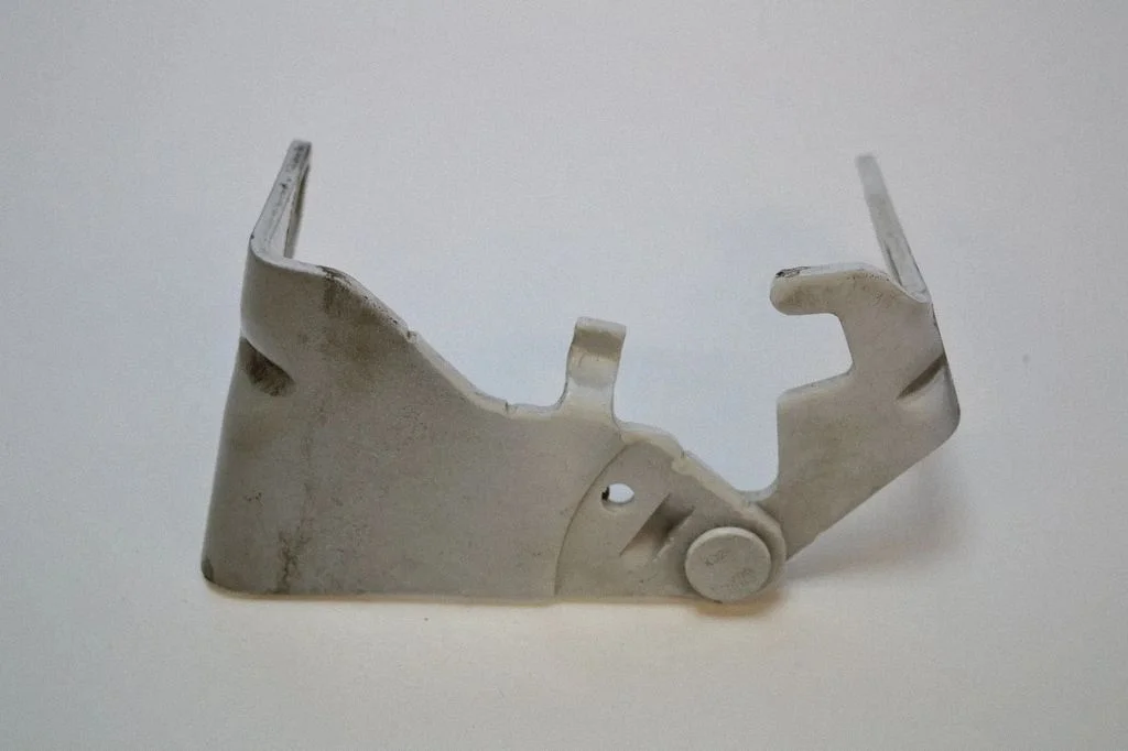 Engine bonnet/hood hinges 65667