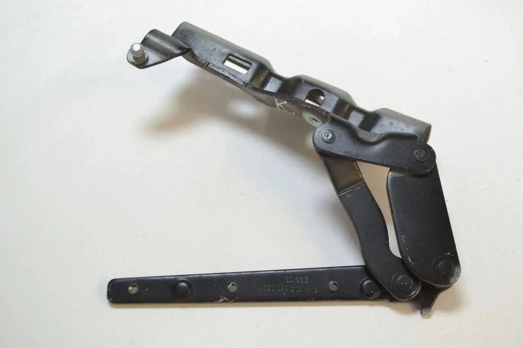 Engine bonnet/hood hinges – Mercedes-Benz CLK-Class A209 C209 (2002-2009)