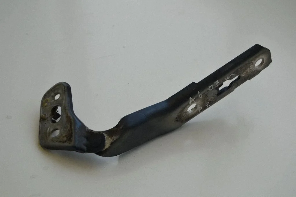 Engine bonnet/hood hinges – Audi A6 Allroad C6 (2006-2011)