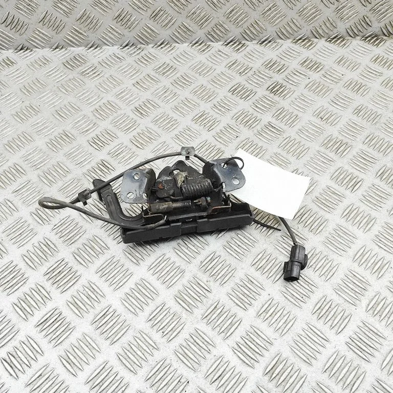 Motora pārsega slēdzene 81130D4910