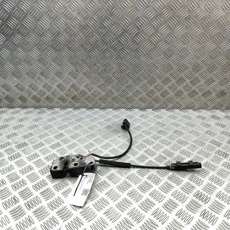 Motora pārsega slēdzene 7P6823531C