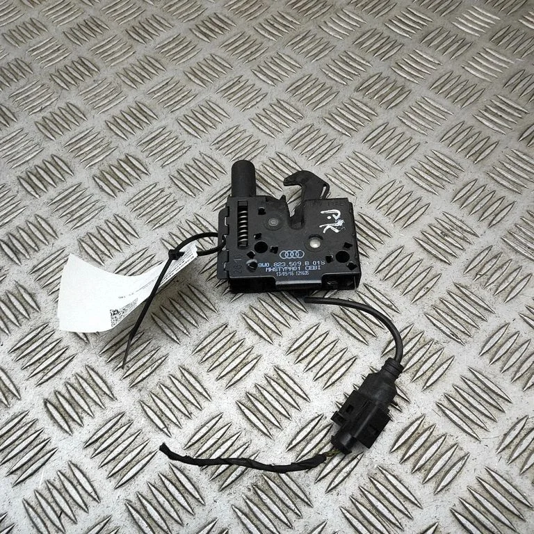 Motora pārsega slēdzene 8W0823509B