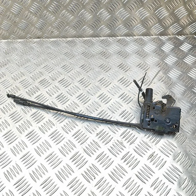 Motora pārsega slēdzene 83A823509
