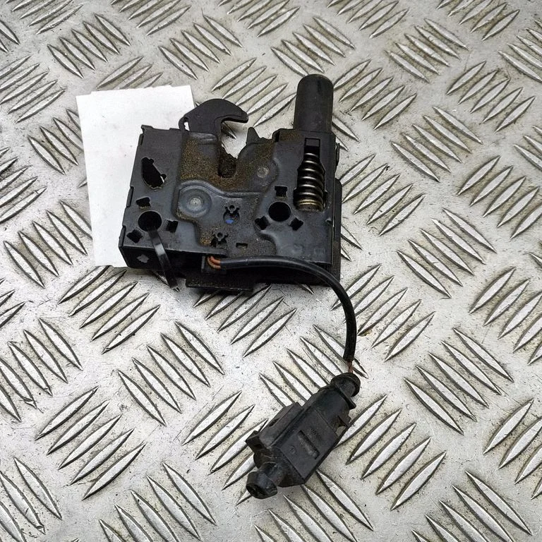 Zamek maski 8W0823509C