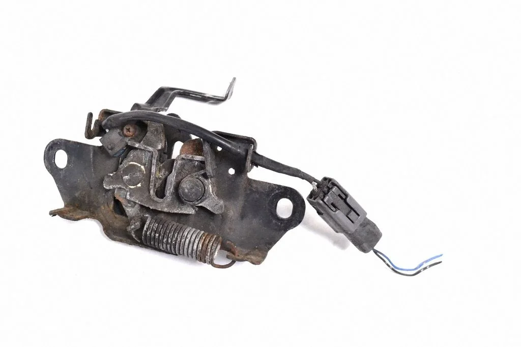 Engine bonnet/hood lock/catch