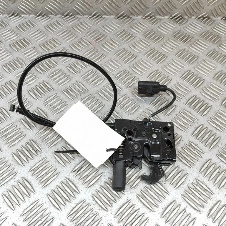 Motora pārsega slēdzene 8W0823509B