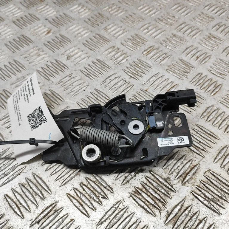 Motora pārsega slēdzene 103301100G