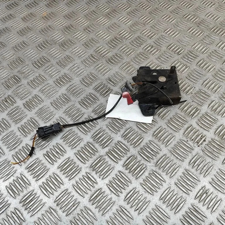 Motora pārsega slēdzene 99751105300