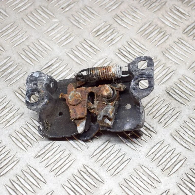 Motora pārsega slēdzene