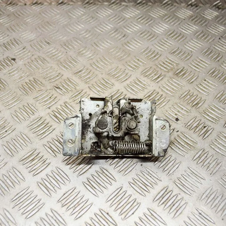 Motora pārsega slēdzene