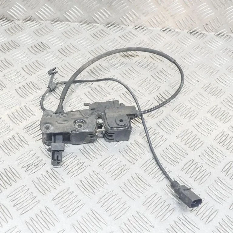 Motora pārsega slēdzene 8K2823746