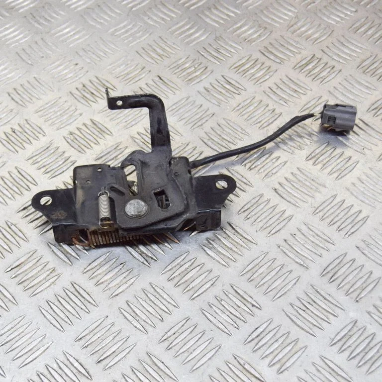 Motora pārsega slēdzene