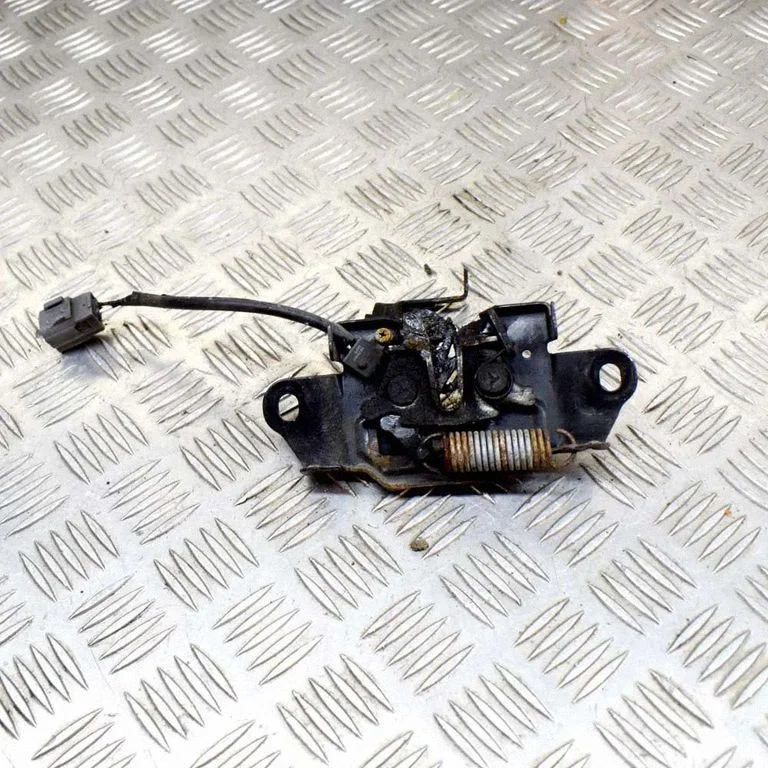 Motora pārsega slēdzene