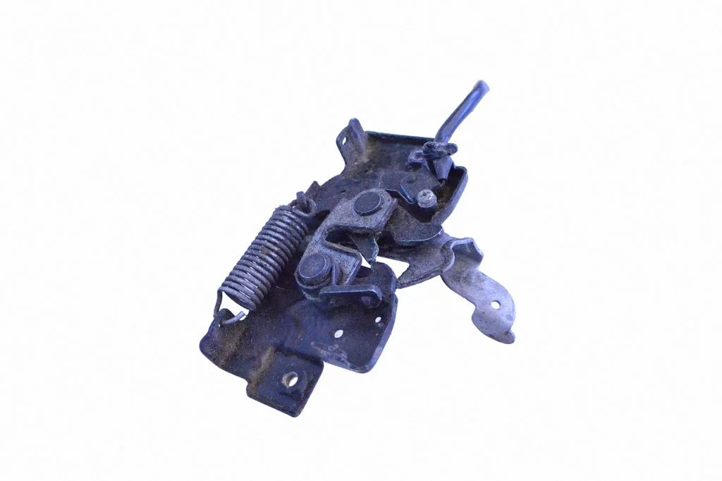 Motora pārsega slēdzene W0003