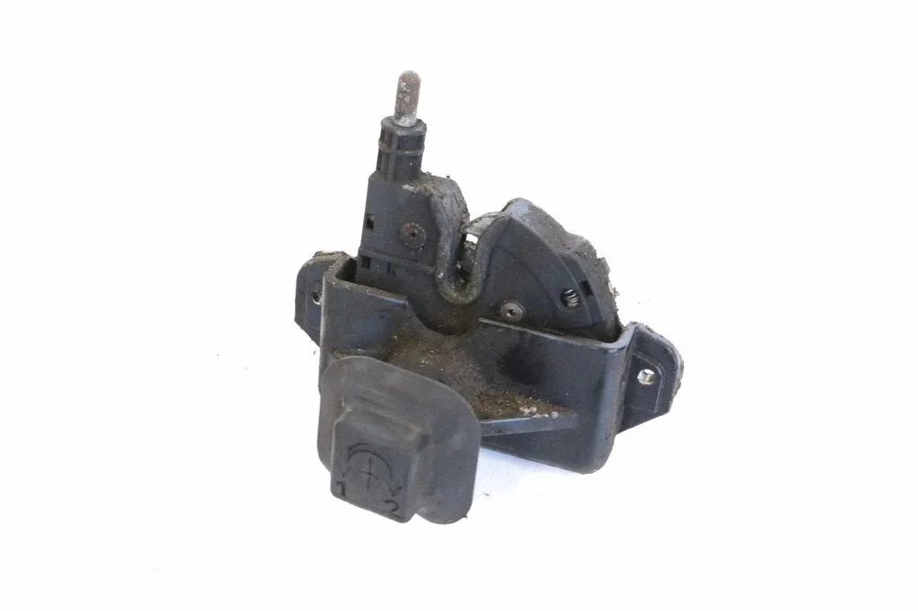 Motora pārsega slēdzene C7G0A16700