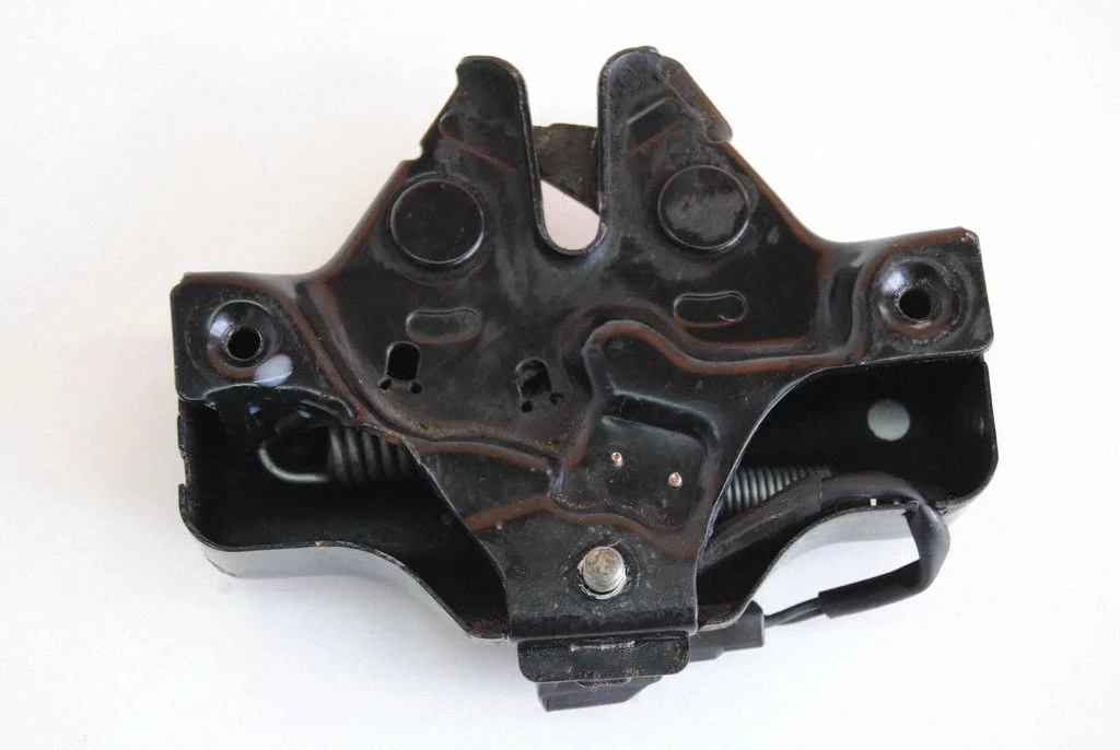 Engine bonnet/hood lock/catch