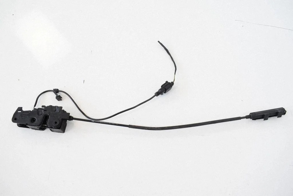 Motora pārsega slēdzene 8K2823746