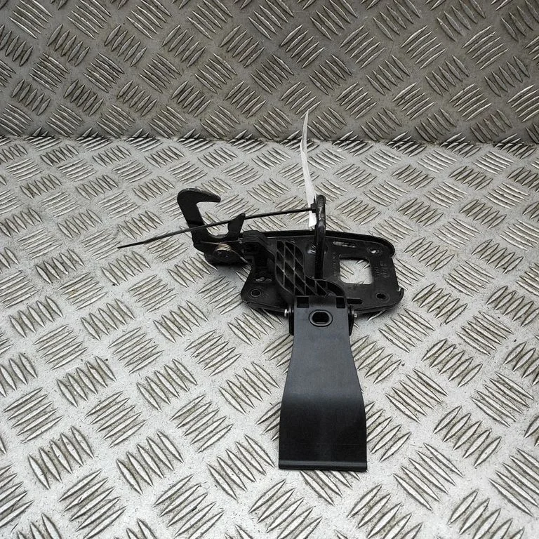 Motora pārsega slēdzenes cilpa 8R0823480A