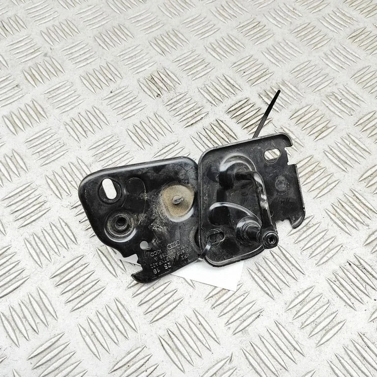 Motora pārsega slēdzenes cilpa 81A823185A